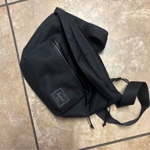 Herschel Supply Co Pop Quiz Fanny back in black tonal